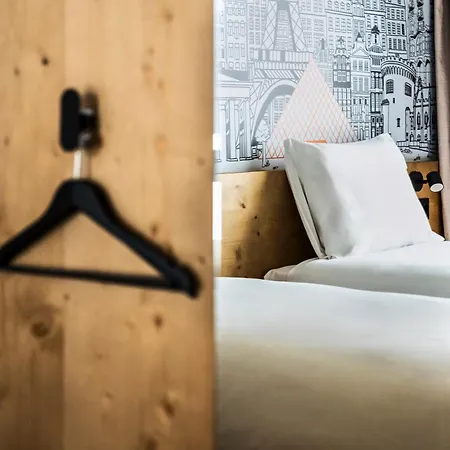 Easyhotel La Sagrera Hotel