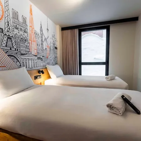 Easyhotel La Sagrera فندق *