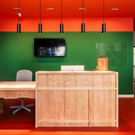 Easyhotel La Sagrera فندق