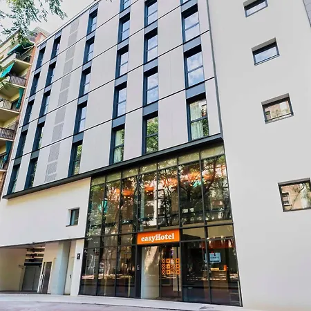 Easyhotel La Sagrera فندق