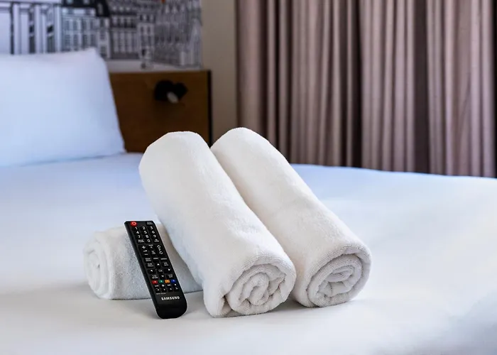Easyhotel La Sagrera فندق
