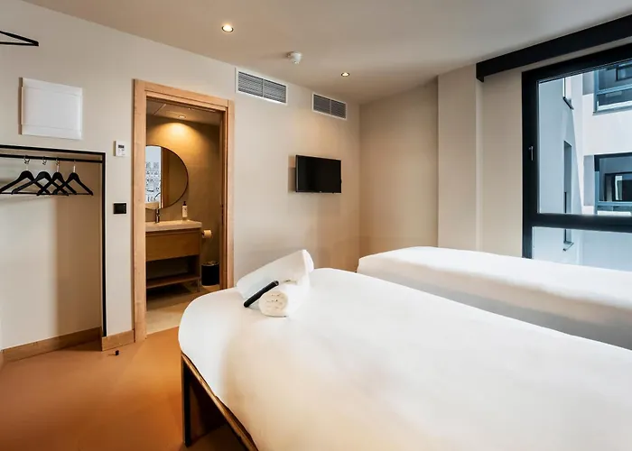 Easyhotel La Sagrera فندق *