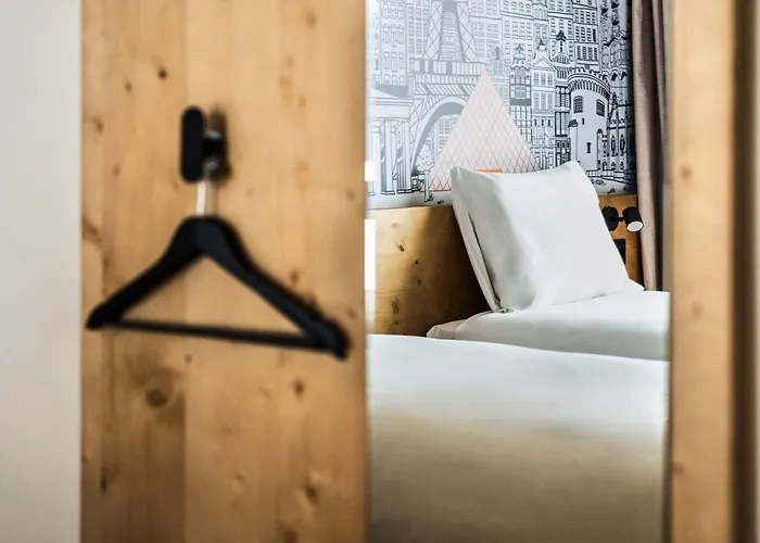 Easyhotel La Sagrera فندق