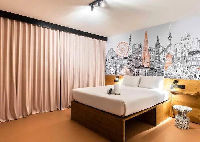 Easyhotel La Sagrera فندق