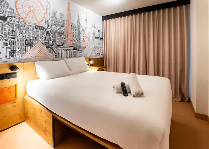Easyhotel La Sagrera فندق *