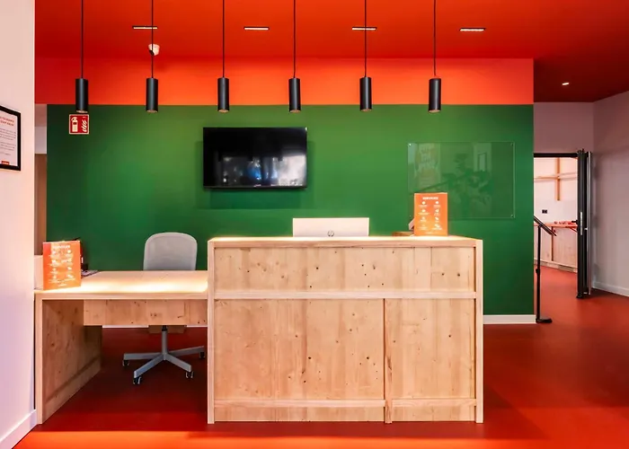 Easyhotel La Sagrera فندق