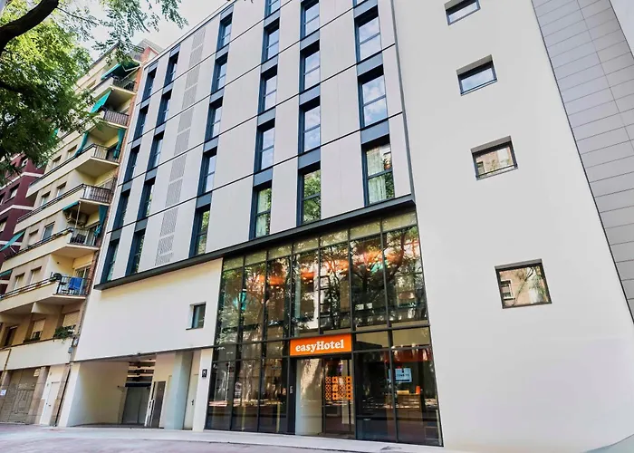 Easyhotel La Sagrera فندق