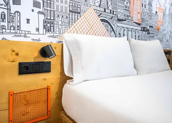 Easyhotel La Sagrera فندق