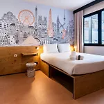 Easyhotel La Sagrera فندق