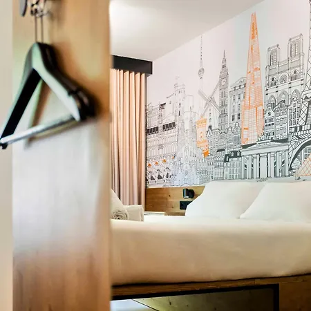 Easyhotel La Sagrera Hotel *